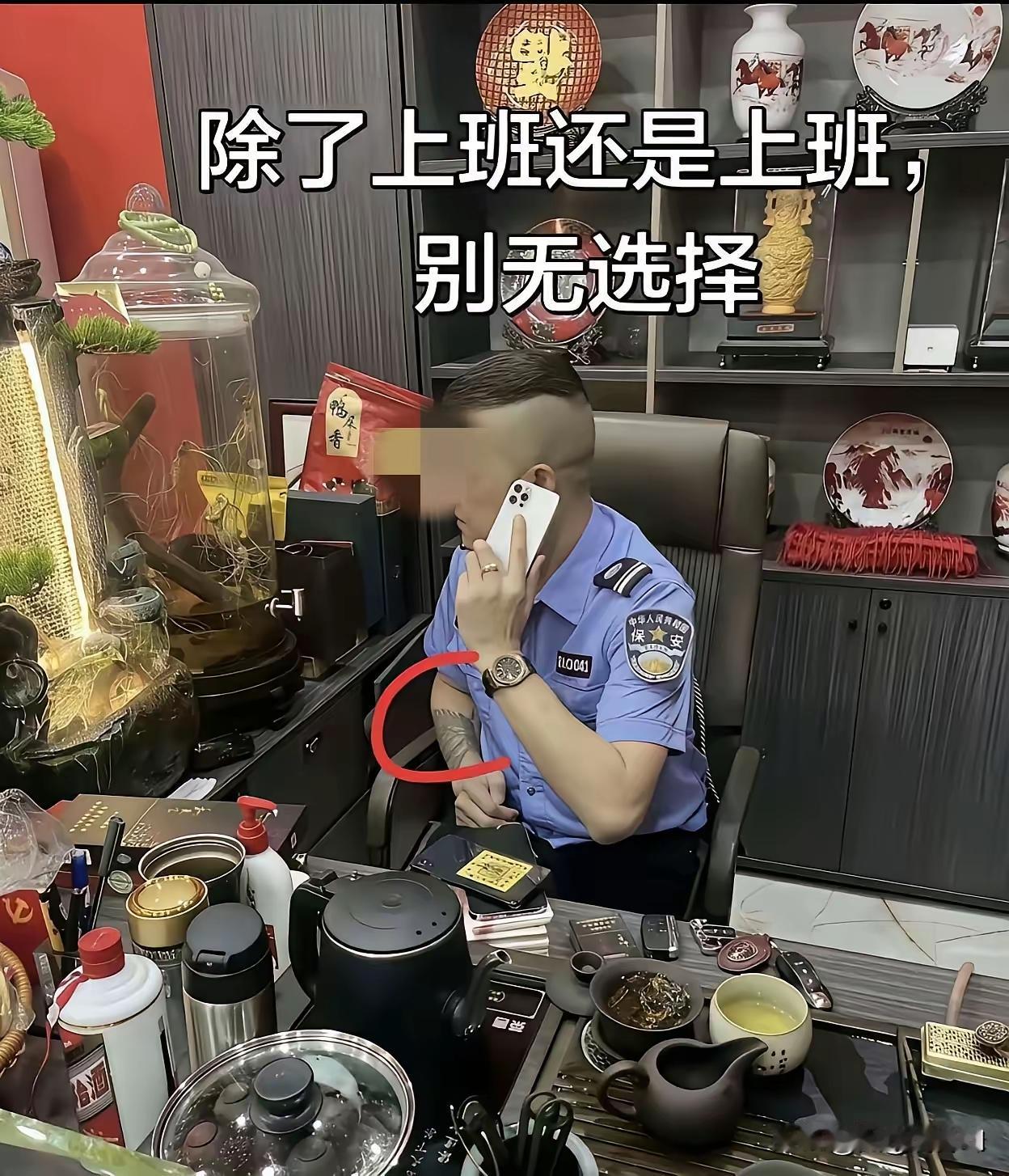 看看这个保安，胳膊上有纹身，给人一种不舒服的感觉。
有人说，保安纹身也不中。
纹