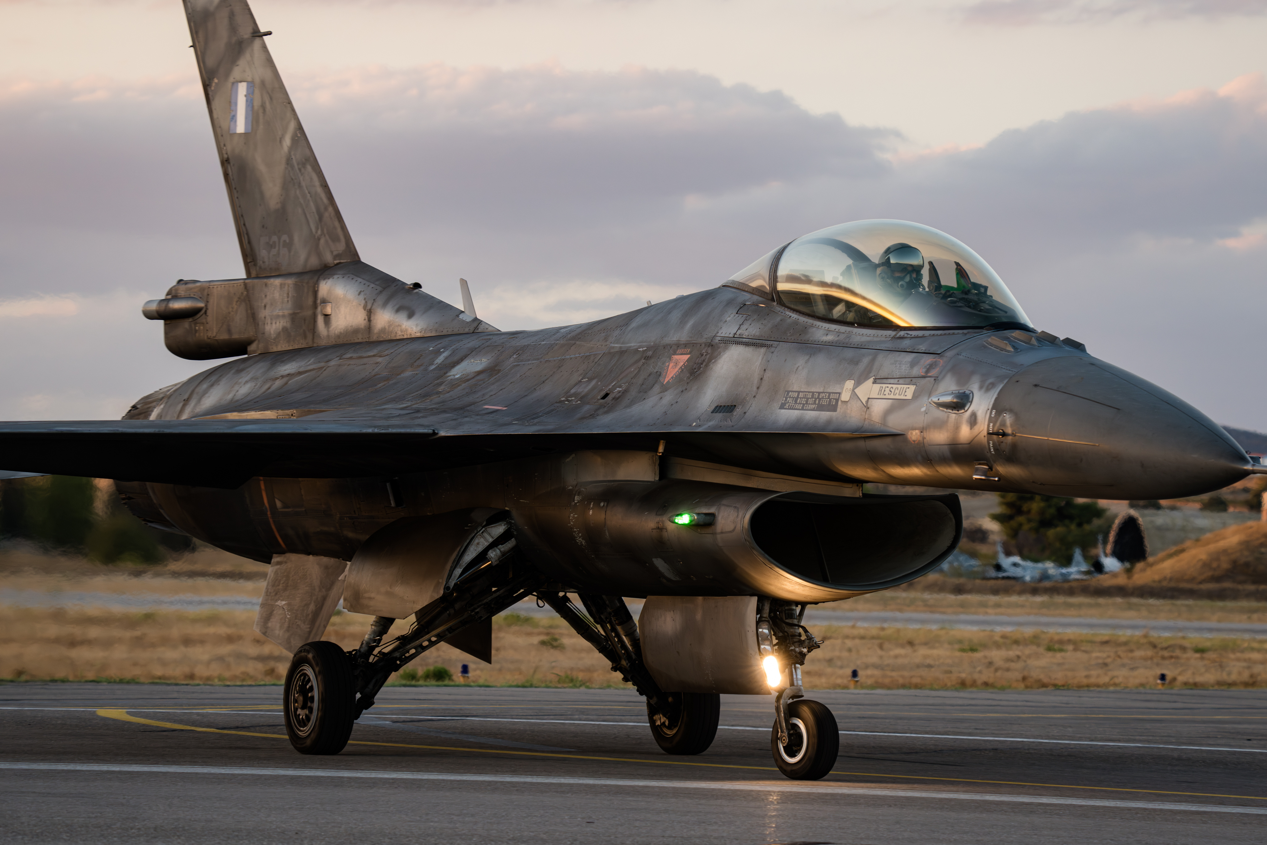 #今日战隼# #今日阵风# #今日幻影# 雅典飞行周上希腊空军的F-16C，法国