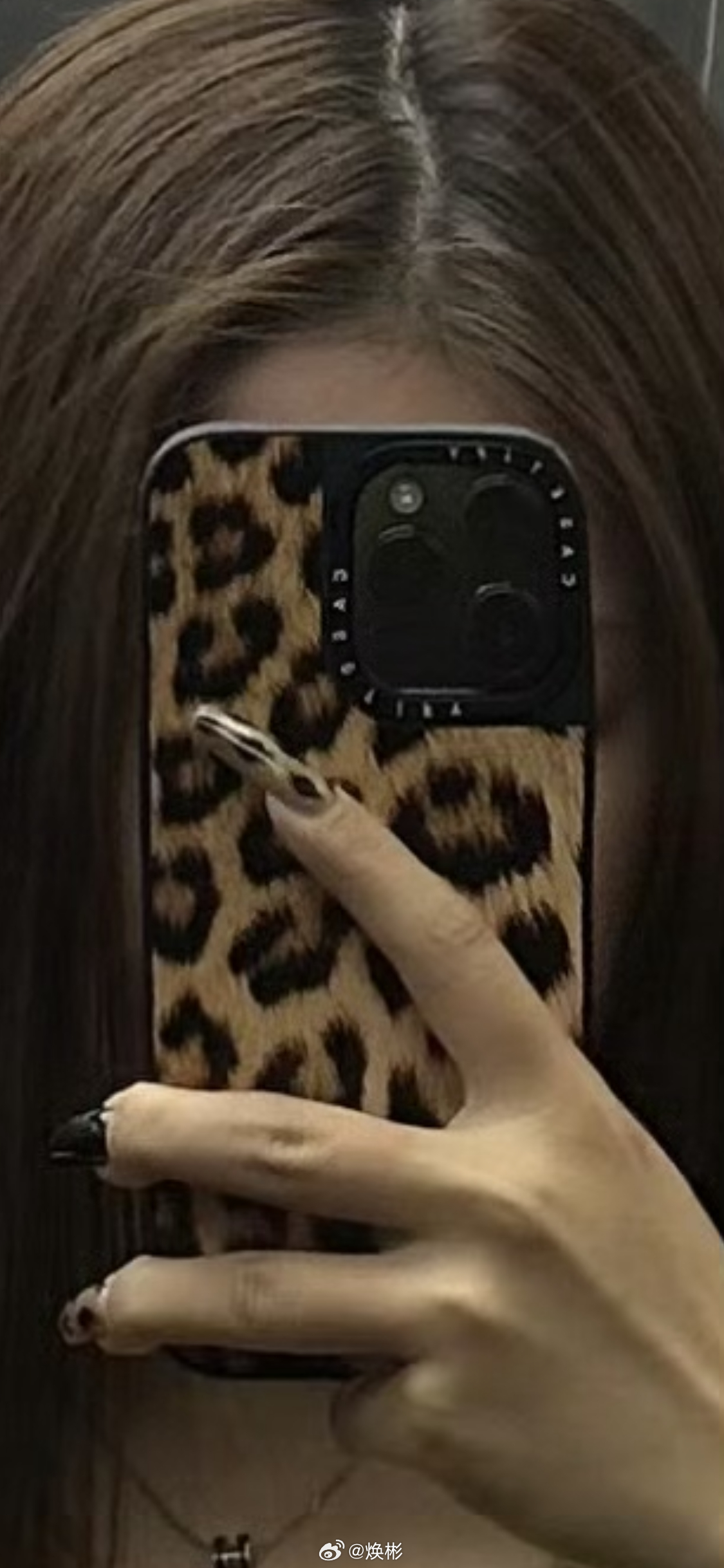 富人新标识：iPhone戴casetify手机壳，同时身上挂泡泡玛特！7年前买的