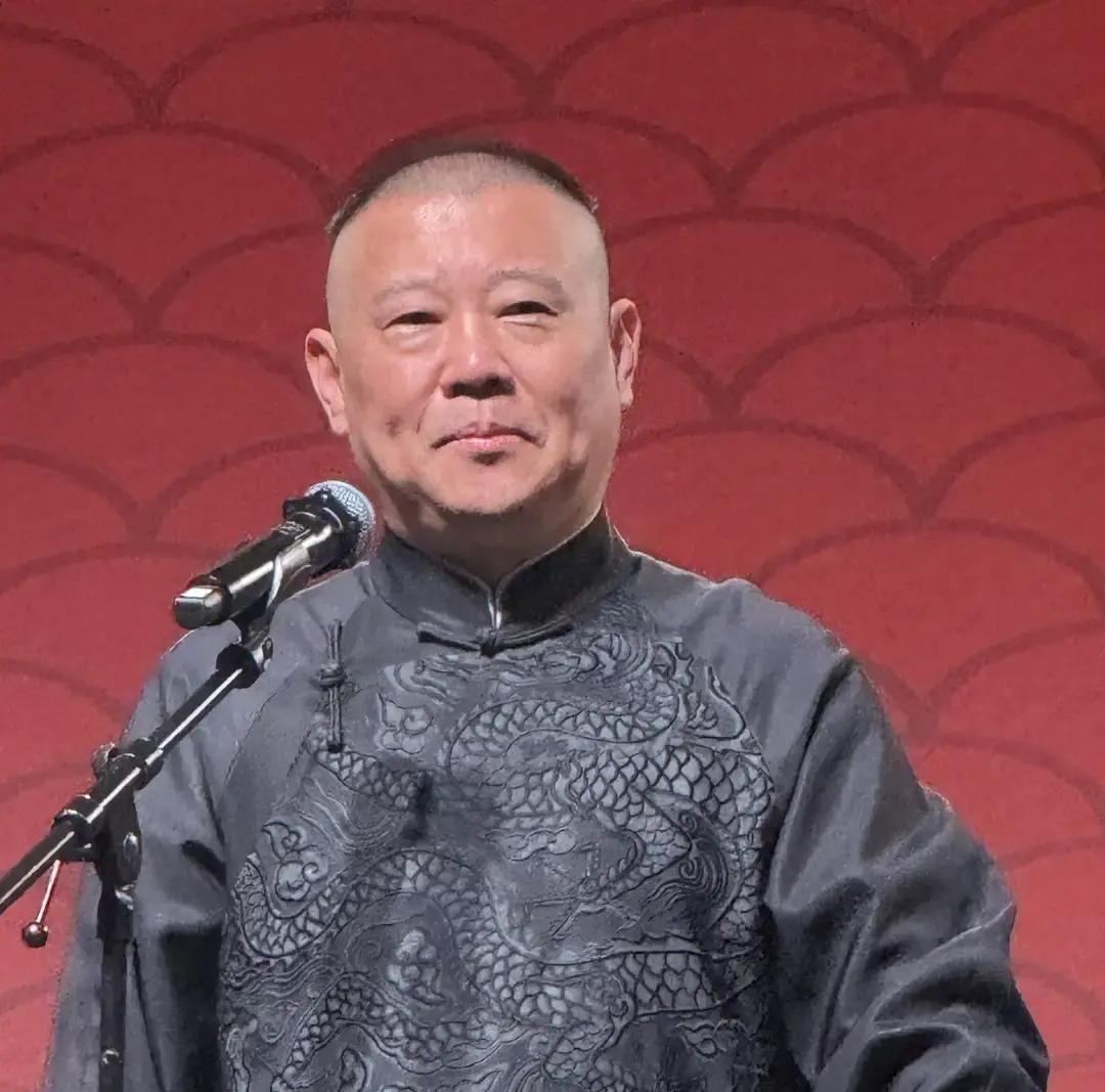 郭德纲改歌这事，

最麻烦的不是他会不会被停演，
也不是德云社要赔多少钱，而是在