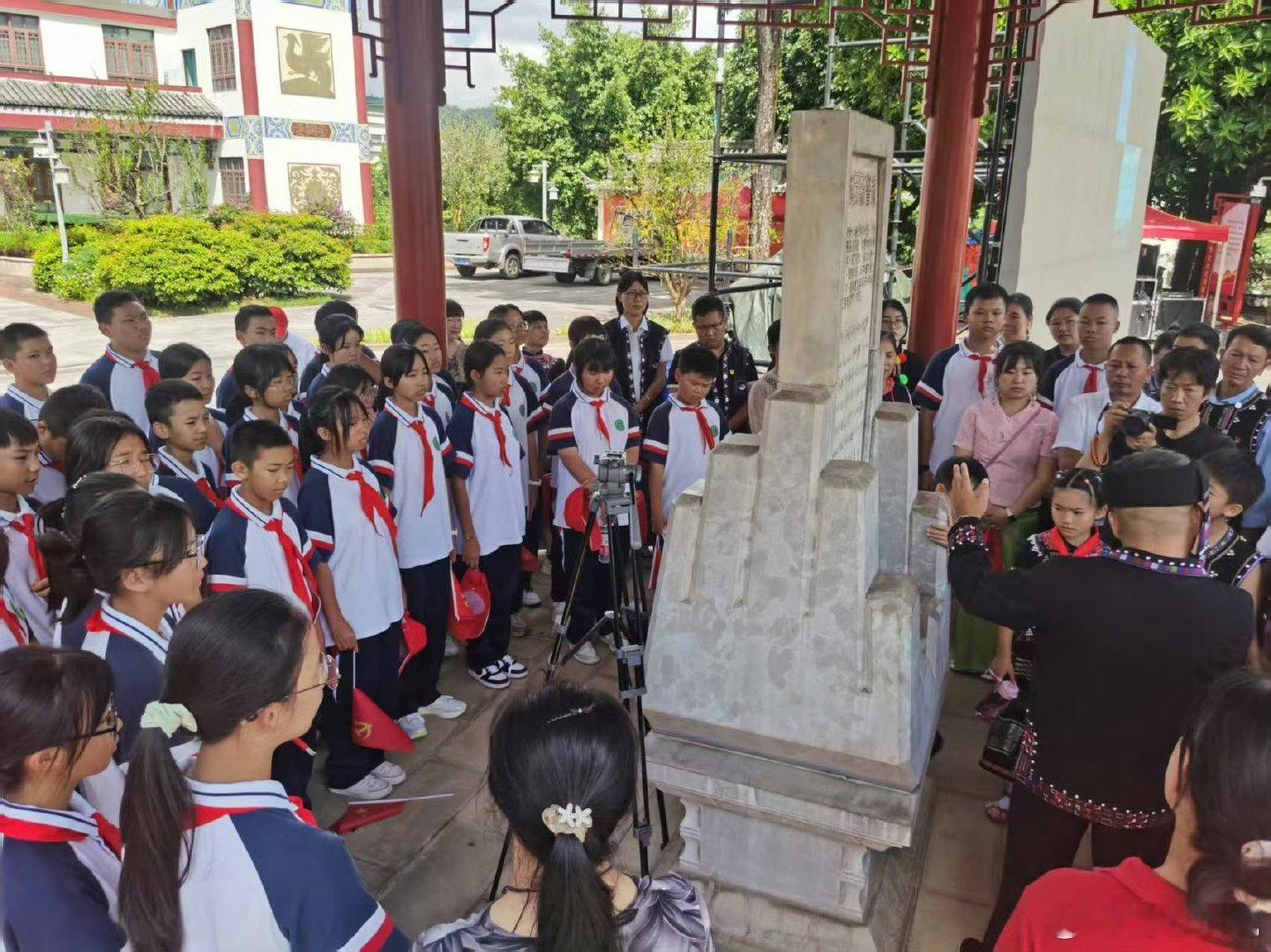 誓言如磐团结花开在云南的火塘边，祖辈的故事总与团结相连：白族老人讲着“茶花传情”