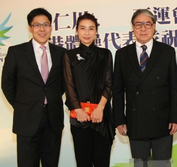 当年郭晶晶生第一胎时，公公霍震霆算好了良辰吉日让她剖腹产。可郭晶晶却不同意:“我