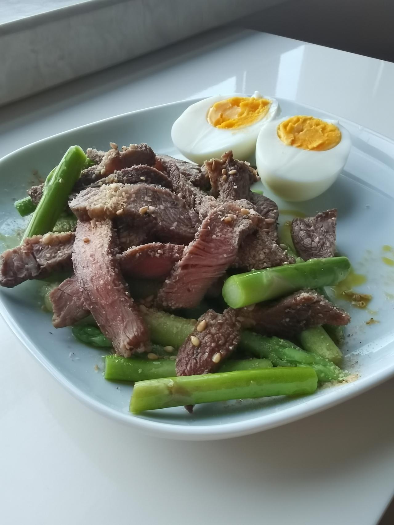 【早餐打卡】
芦笋拌牛肉片、鸡蛋、牛奶咖啡、燕麦块。

【今日小感悟】
今天早餐