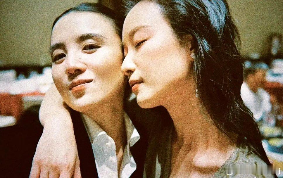 宋佳晒了跟好多人的合照 宋佳晒与倪妮合照，倪妮转发说好爱！就爱看这些大女人贴贴，
