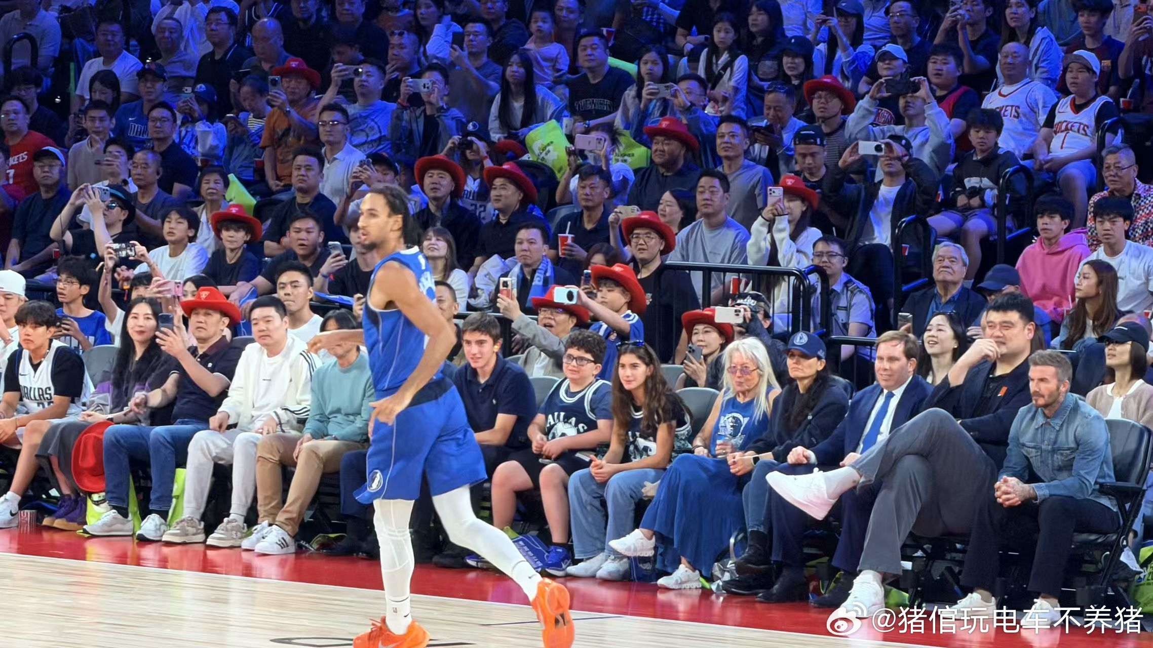 斌哥也是难得清闲，去观战NBA澳门站季前赛了[太开心]nba澳门中国赛 ​​​