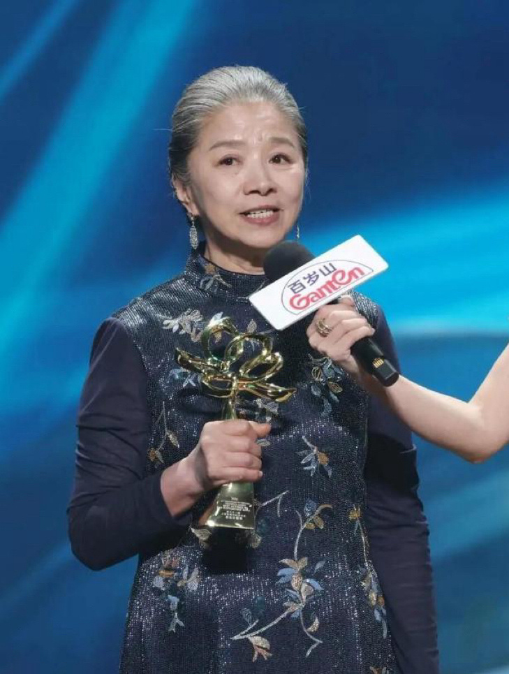 迟蓬拿下白玉兰最佳女配，领奖时只说了三句话。没有感谢导演，没有提及片酬。第一句：
