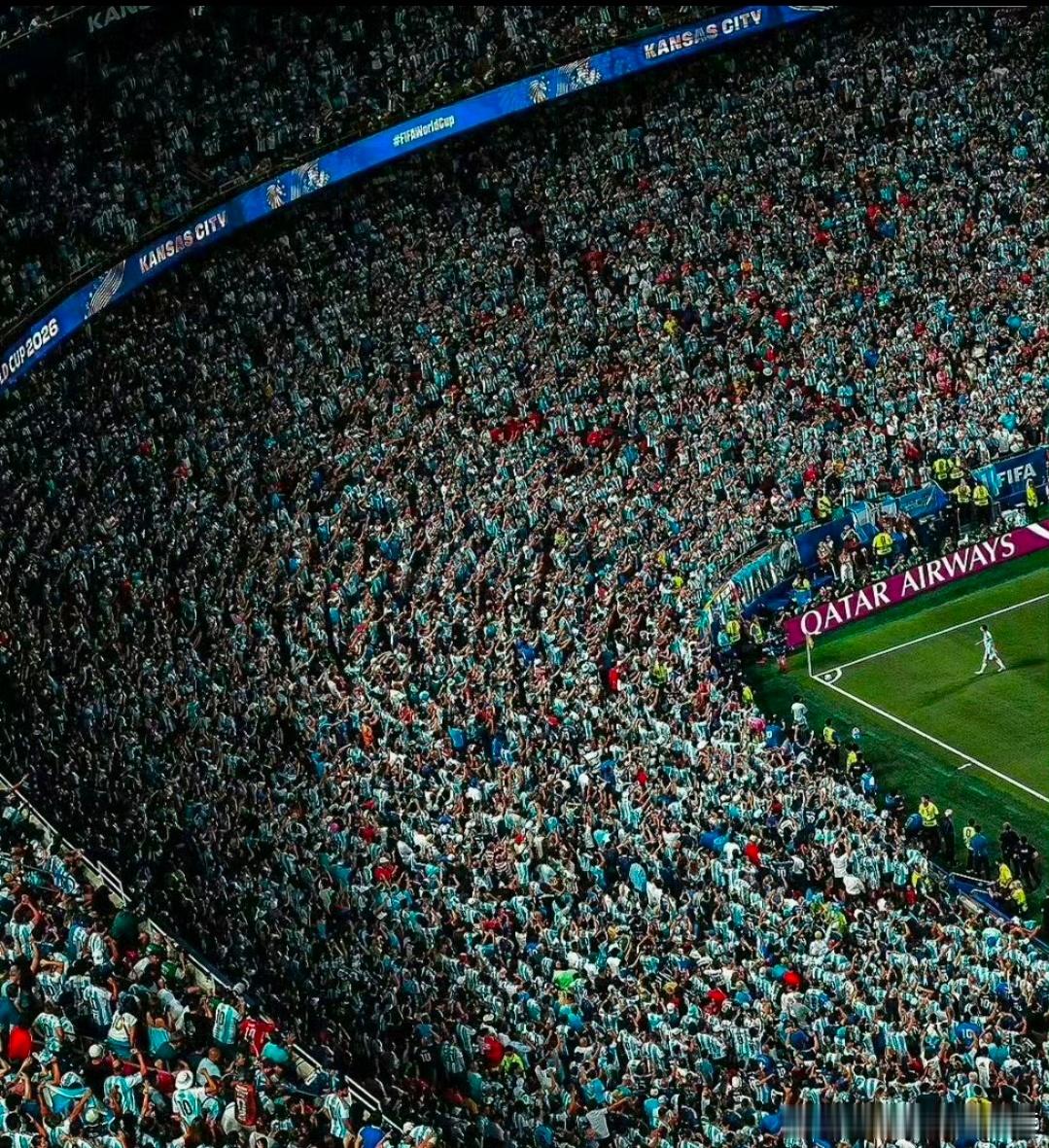 《卫报》2026世界杯30佳照片出炉，梅西角旗“圣殿”画面位列第一。该镜头拍摄于