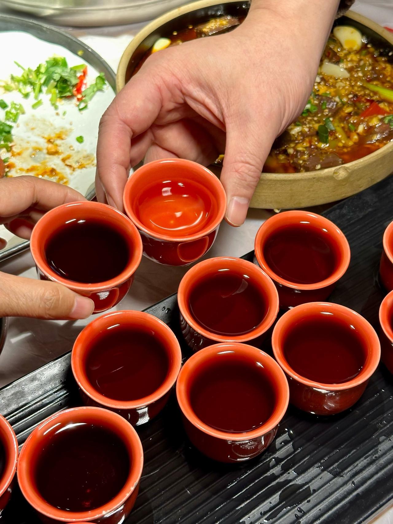 上联：煮茶听雨落，
下联：把酒看云生。