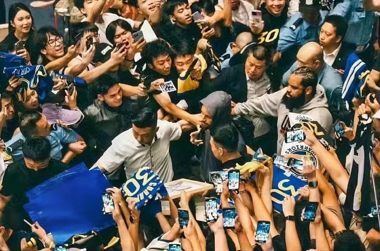 库里：中国的球迷太棒了！
主持人：你人真好，也太暖心了，一眼就认出了张家成。
库