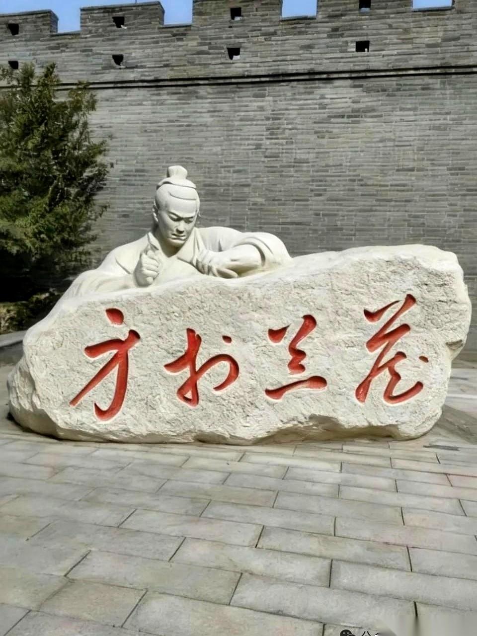 眉头拧成一个疙瘩，手指悬在纸面上虚划了两下，嘴里的音节卡在嗓子眼，硬是憋不出来。