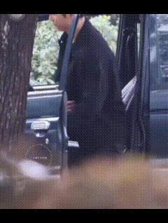 网友看了黄景瑜关车门的动作直呼：“你这辈子都别想坐我的车了。”

别人关车门都是