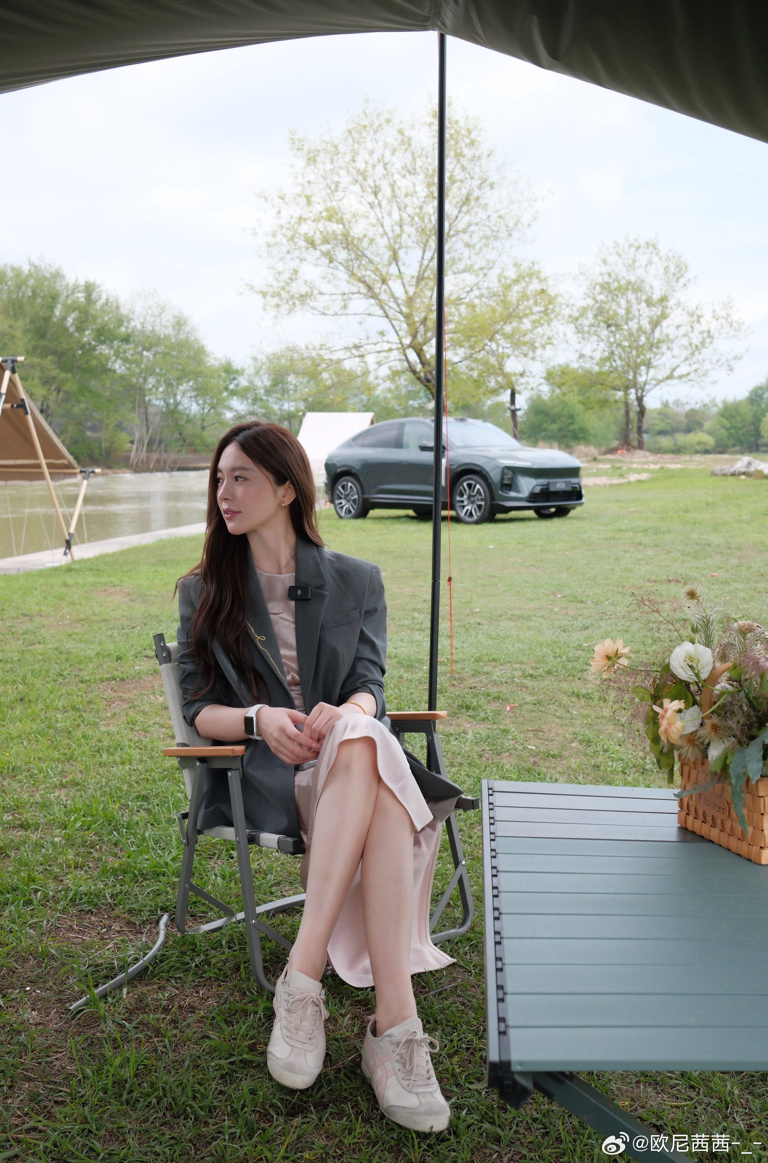 别说，这组照还是有车比较有感觉。后面那台是2026款蔚来EC62026款蔚来55