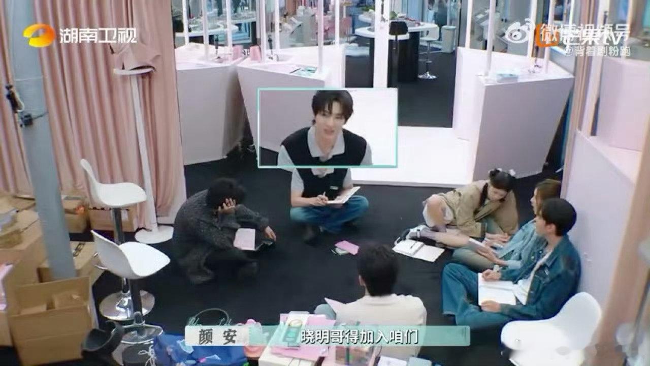 颜安的安是安静的安安子这波反差我给满分！吵吵闹闹的活力派和安静记笔记的认真派，都