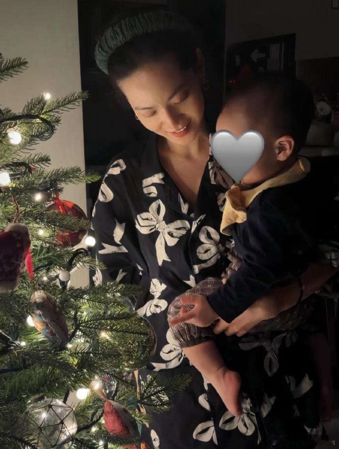 辰亦儒曾之乔儿子长这么大了曾之乔晒与儿子圣诞合照辰亦儒曾之乔儿子长这么大了，宝宝