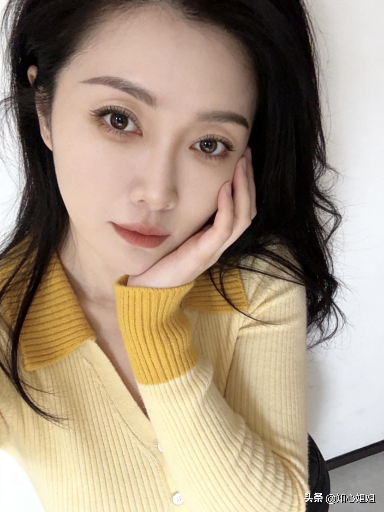 生活从都不是轰轰烈烈的奔赴，而是藏在三餐四季里、朝暮晨昏里。

它是清晨里的阳光