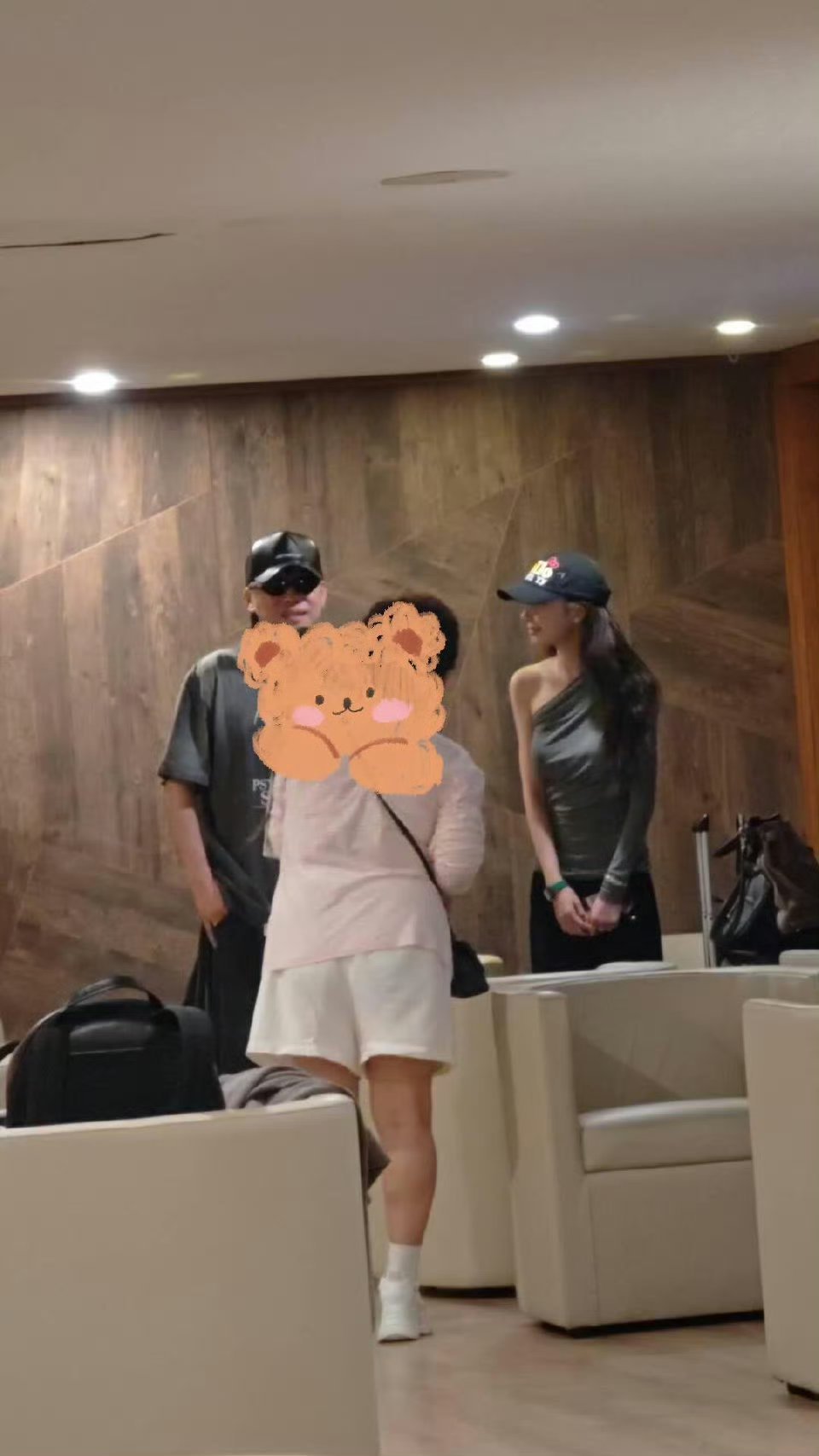 哈哈哈真的第一次看见明星还原带着素人的，这也太接地气了，胡彦斌和易梦玲是一点不藏