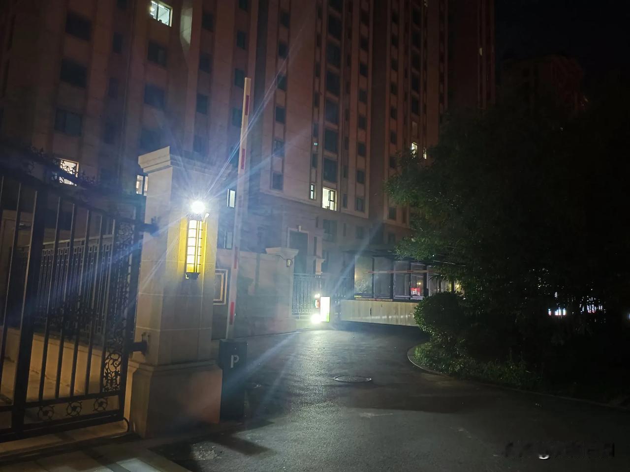 【房产资讯】小区车库双杆起落，防止跟车，很先进，蹭车位的越来越难了！