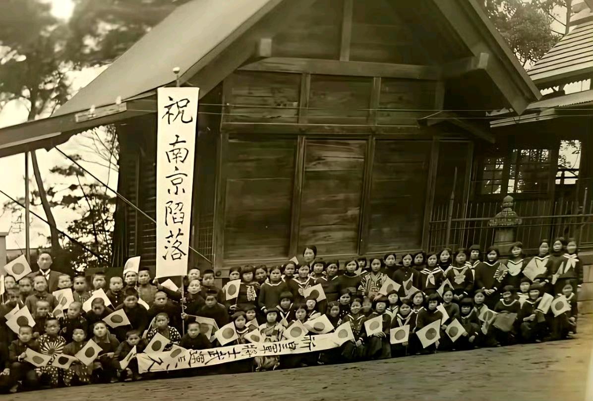 看到这张照片，谁还敢说日本人无辜？血海深仇，不共戴天……