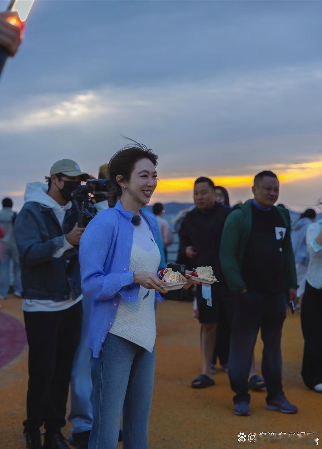 姜妍被偶遇，她穿着蓝色衬衫，配白色打底，下身穿蓝色牛仔裤，身材超好。 ​​​