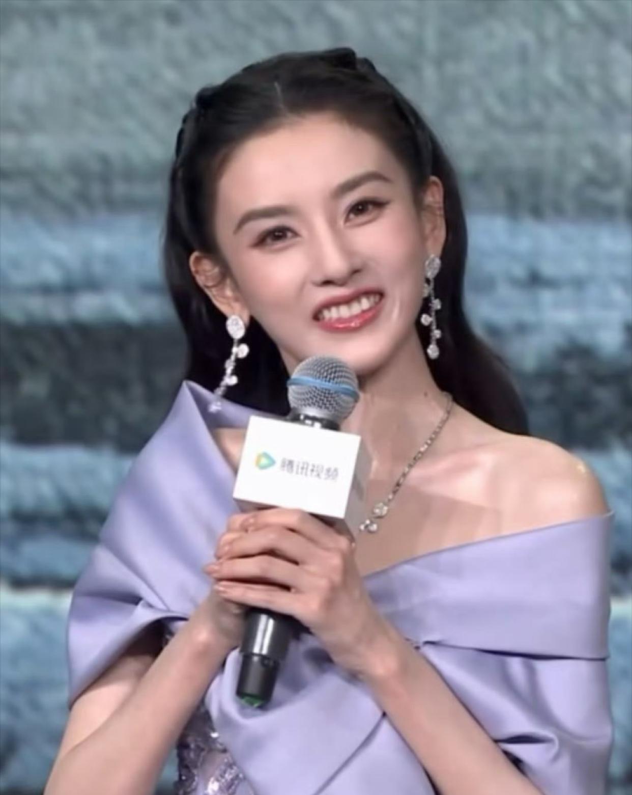 宋祖儿用真名介绍自己，这下真的要重新练号了！在《表妹万福》发布会上，宋祖儿自我介
