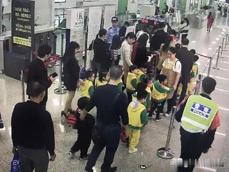 酒桌随口大话，骗14人免费地铁务工数月，背后真相太扎心
 
谁能想到一场普通饭局