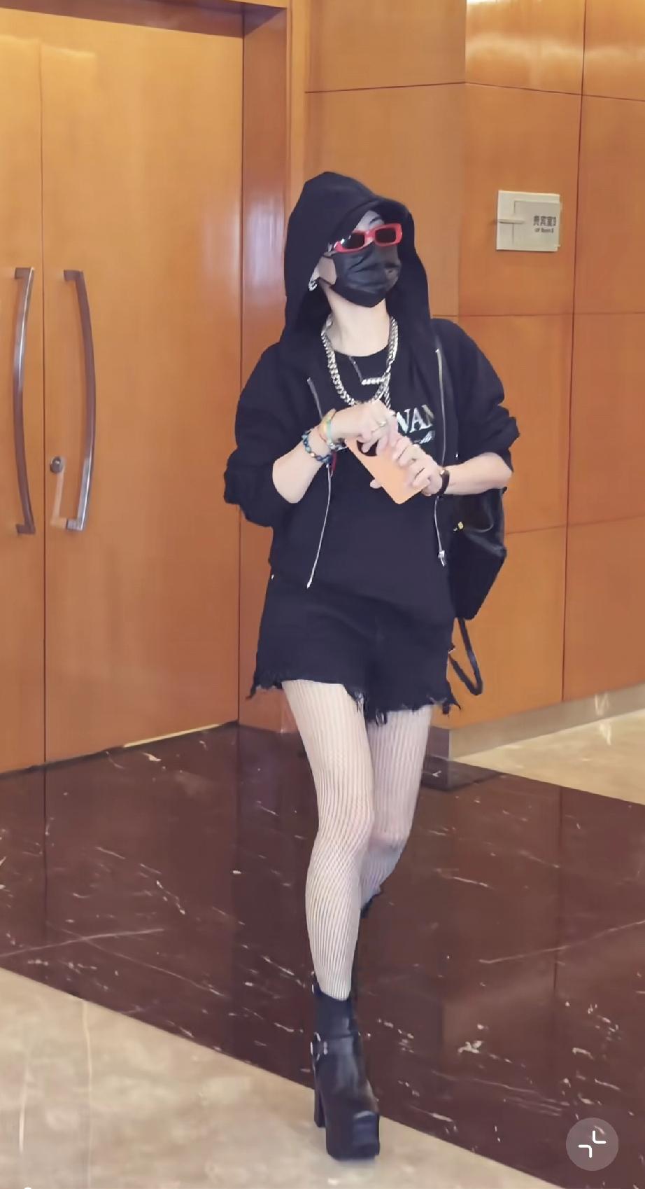 张柏芝的原生眉辨识度极高，不用任何修饰，也是又浓又黑又长，和年轻时差不多，和普通