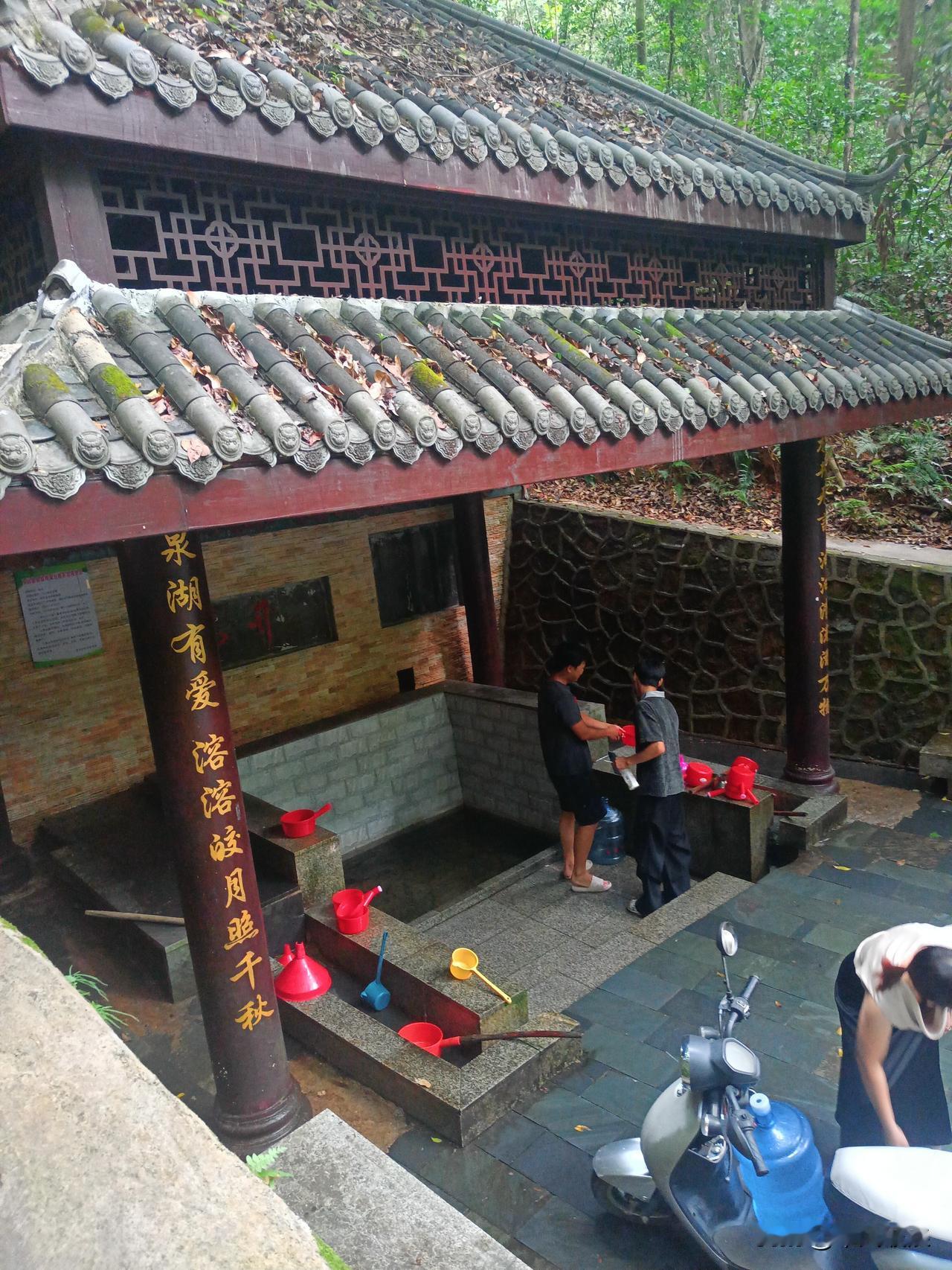 2026年7月20号上午，到半山腰的千年古井，加了二桶水。