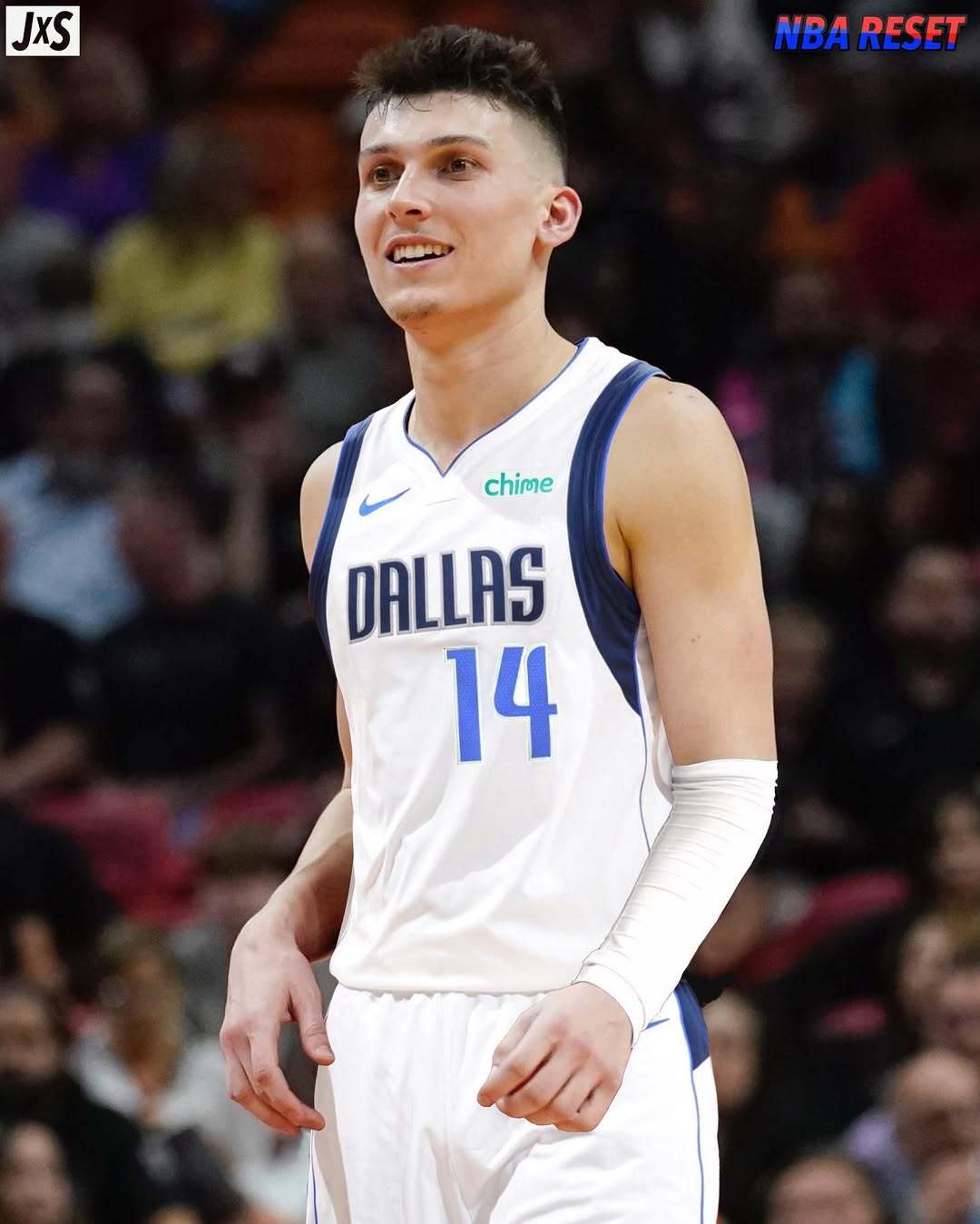 雅虎体育模拟了一个独行侠与热火交易方案：热火得到：安东尼·戴维斯丹吉洛·拉塞尔独