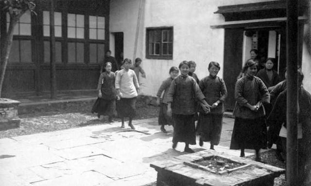 南京大屠杀时期，金陵十三钗遭到了怎样对待？老外的记录令人心疼
1937年底的南京