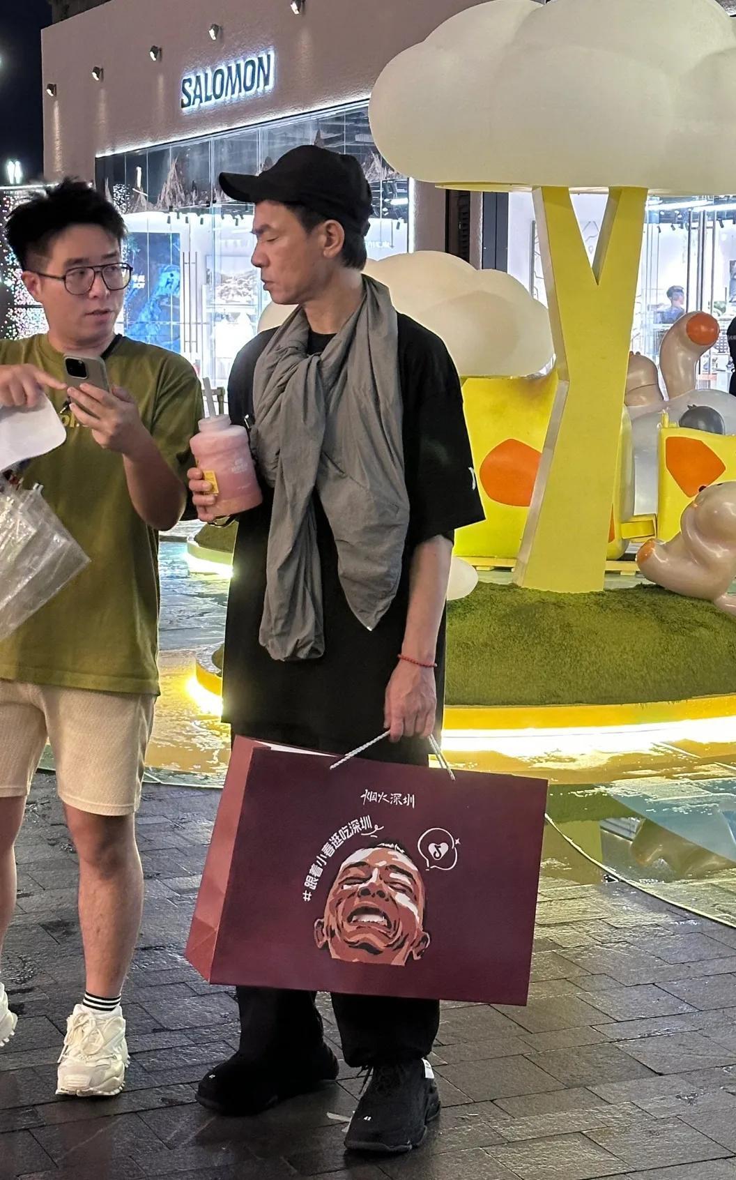 深圳混果汁偶遇了童年男神陈小春
58岁的陈小春肉眼可见的老了
他还是一如既往的瘦