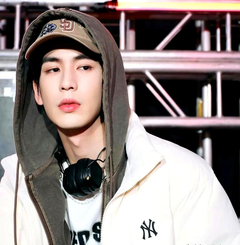 张凌赫的演技，尤其在现代剧里，总感觉差了点东西。

就说快播的《爱你》吧，他和徐