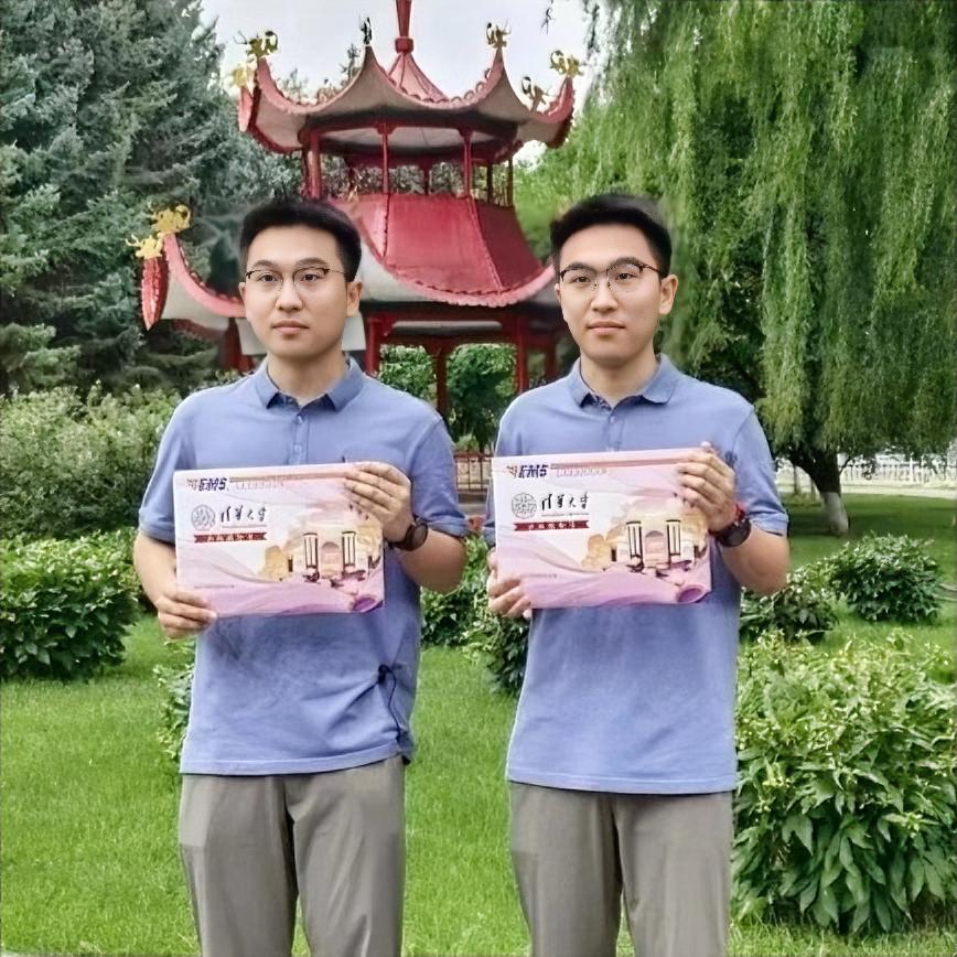佳木斯一中的双胞胎王圣昂、王宇昂，高中笔记本扉页双双写下清华大学，如今梦想成真。