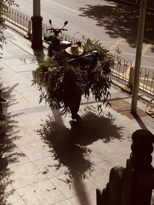 和一位河南本科院校的老师聊天得知，他一周只需上六节课，科研压力小，也没有横向课题