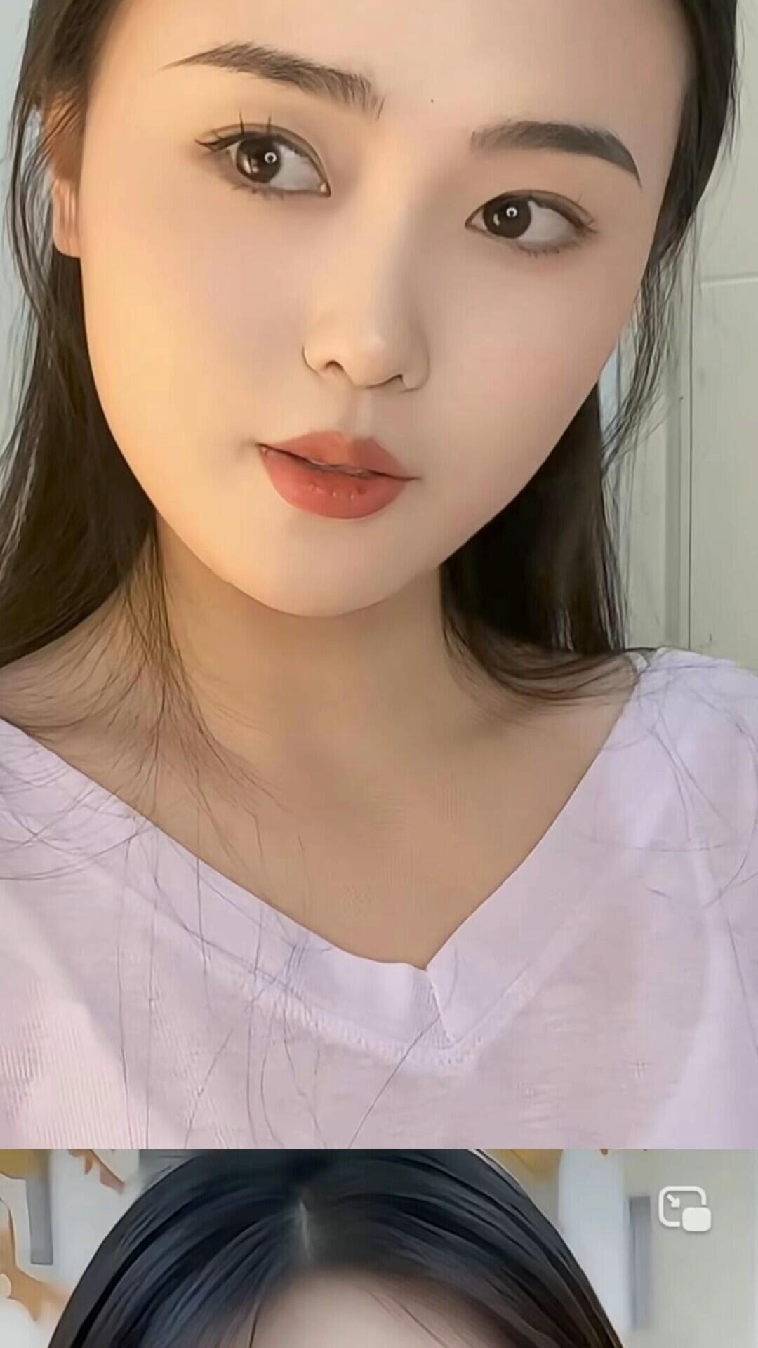 温柔甜美的粉色V领衫，搭配自然妆容，清新自然。