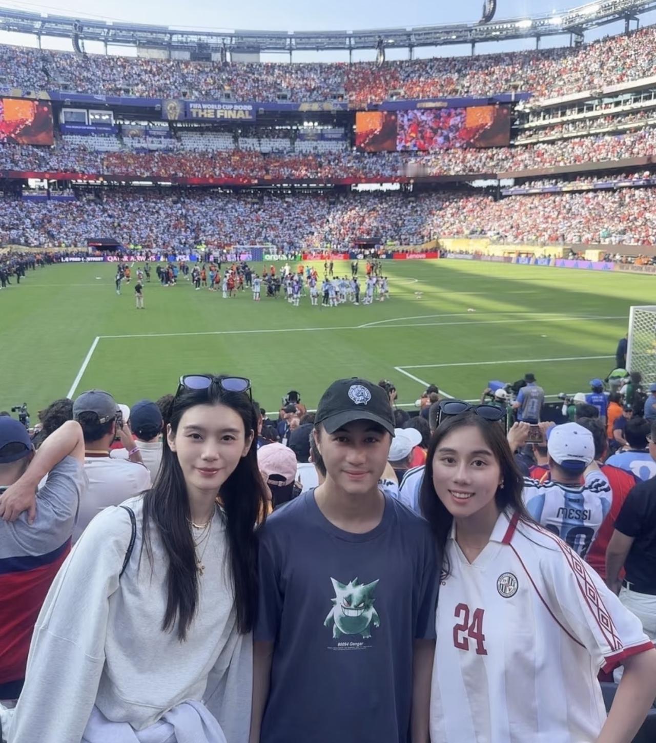 7月20日晚，何超欣晒与哥嫂合影，三人在世界杯决赛现场的画面。

何超欣与哥哥何