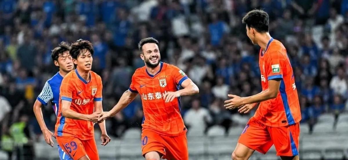 山东泰山，正在悄悄做一件违背“豪门”常识的事。
不买巨星，改种“青训林”。
防线