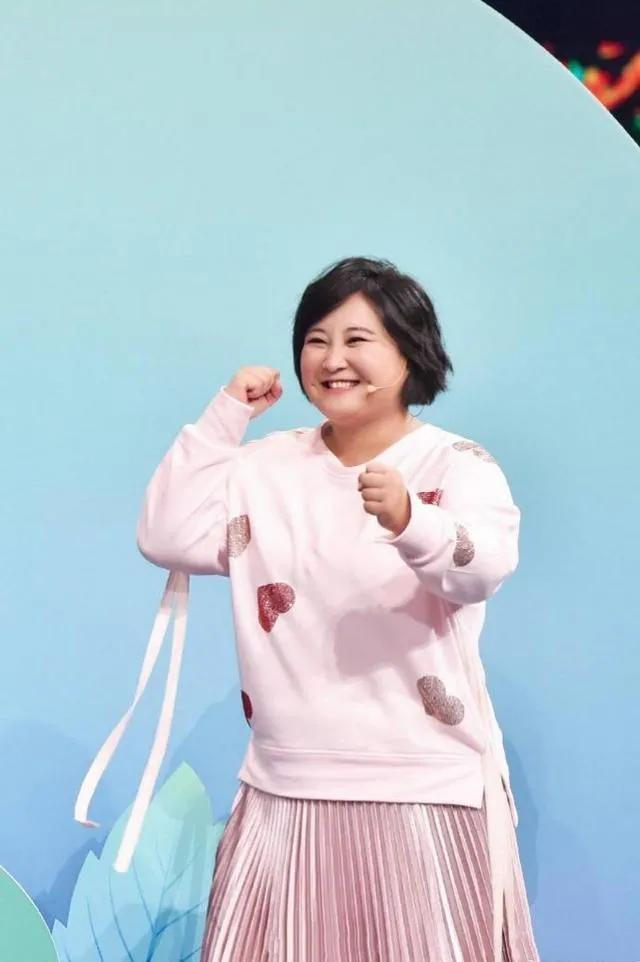 你看啊，贾玲这姑娘是真醒过味儿来了。上回拍《李焕英》，就像自家蒸了一大锅馒头，香