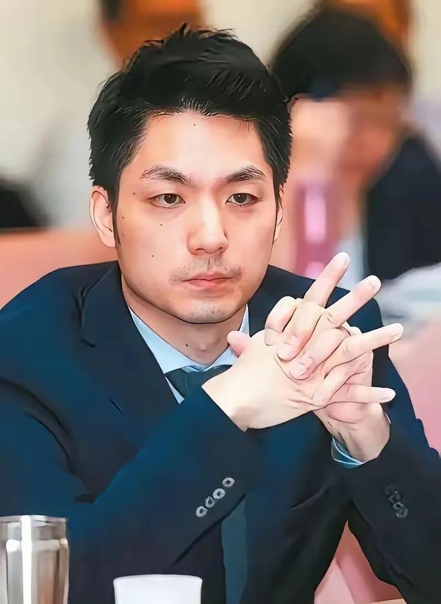 最近，蒋家那边又传出消息：有后人站出来公开喊话，想把蒋介石、蒋经国的两口棺椁，从