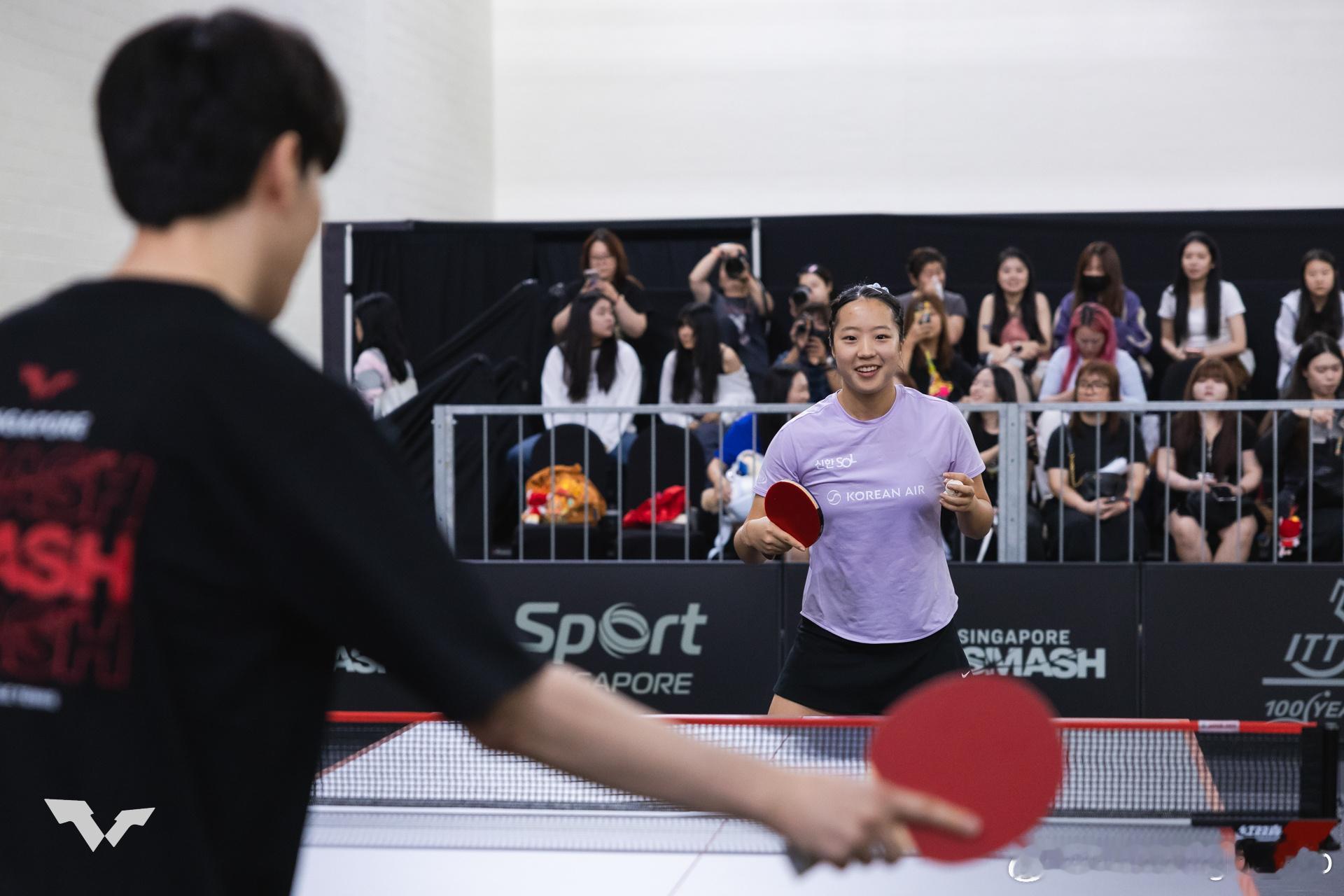 WTT新加坡大满贯2026 TheShy和申裕斌一起打乒乓球🏓并共同签名新满纪