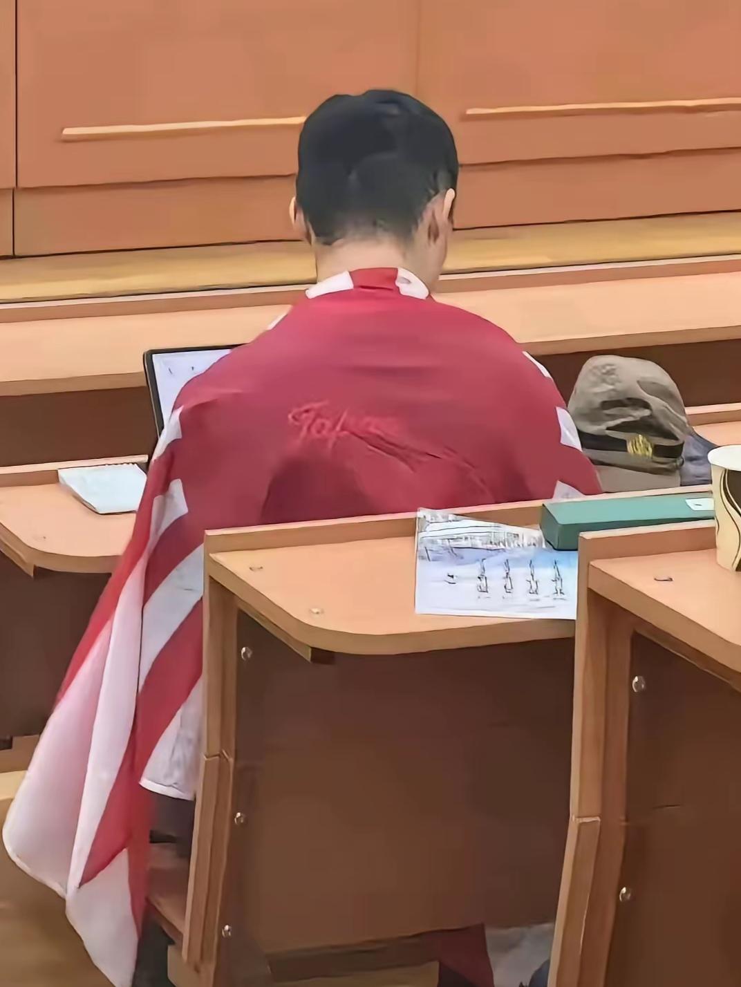 精日留学生陈同学为什么不在国内上大学，而是跑去莫斯科大学？
原因很简单，不是国内