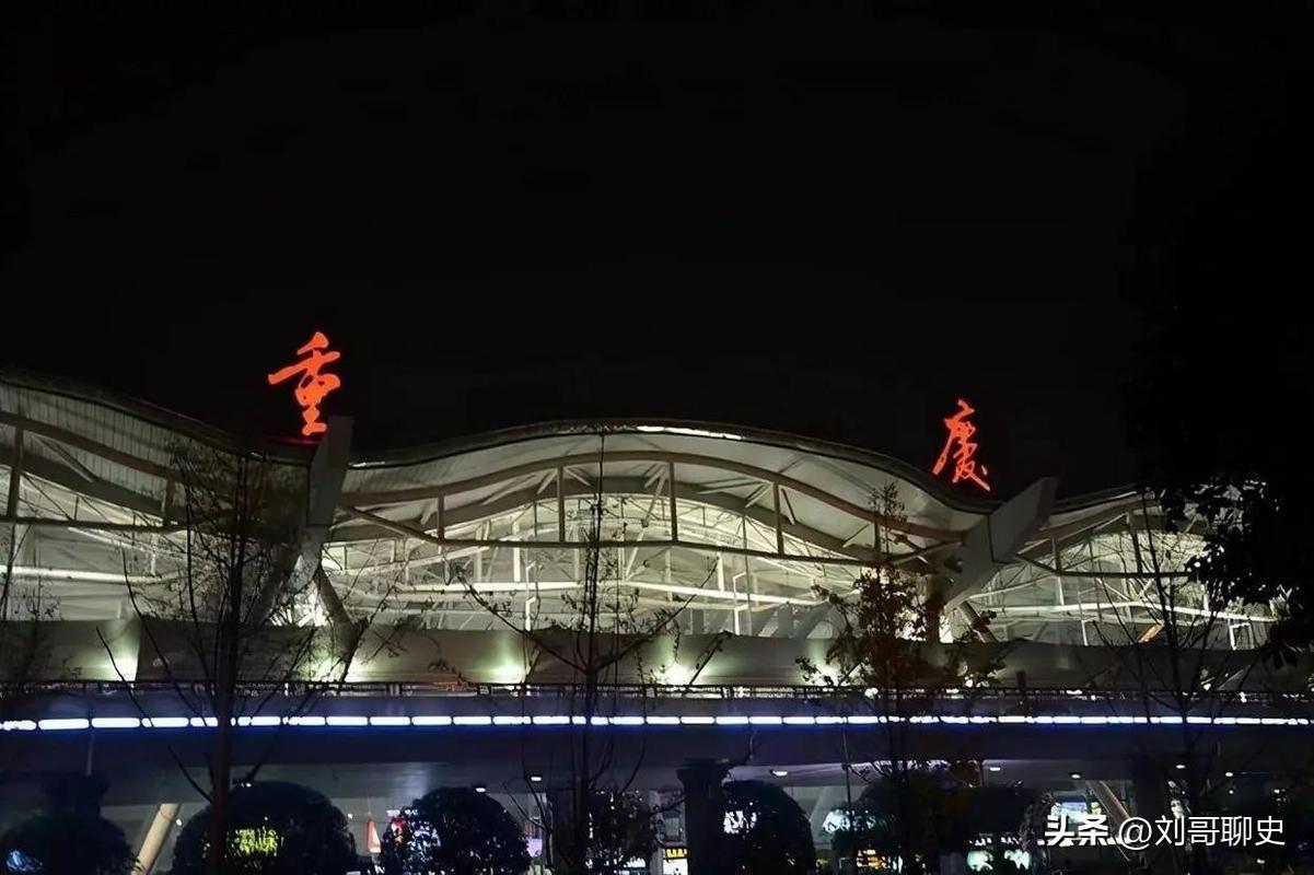 凌晨4点，重庆江北机场T2。一个年轻男子站在安检队伍里，没行李，表情松弛。安检员