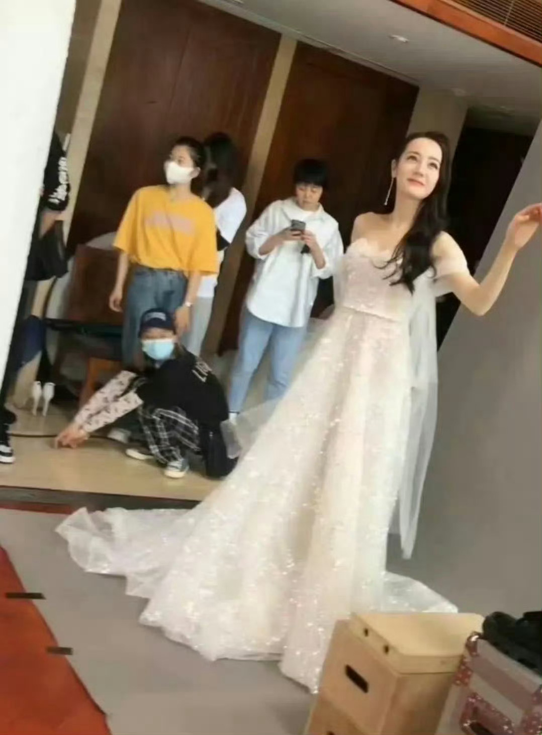 迪丽热巴路虎卫士全驭代言人迪丽热巴 dlrb 迪丽热巴怀着爱意  带着虔诚  保