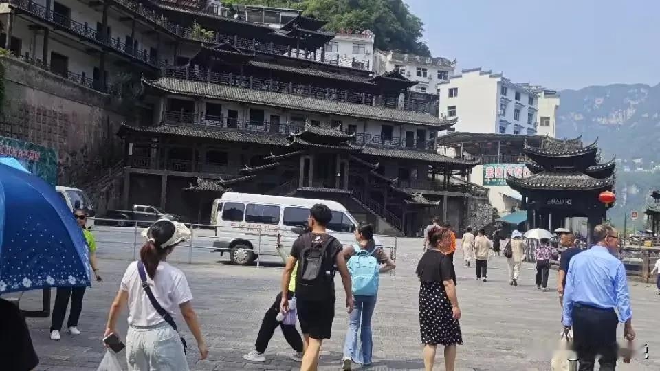 文笔挑战，本下联是原创，欢迎文友们也来对下联。

上联:万里江山千古秀
下联:一