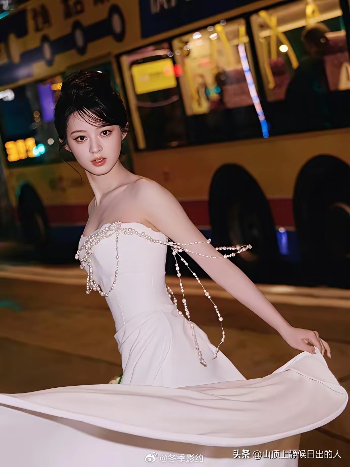 黄杨钿甜新剧发布会出图怎么样？感觉造型比wb之夜好多了，没想到身材娇小但还是有料