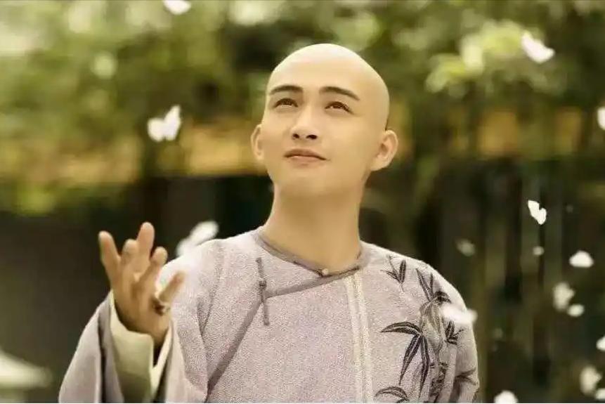 满清开国以来，权臣千千万，真正让后世记住名字的，大多靠的是刀和权。但有一个人，靠