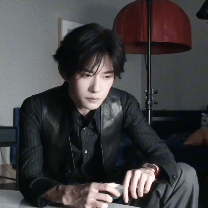 #易烊千玺皮质小马甲##谁懂易烊千玺转戒指那一下# 易烊千玺在这次的造型中大放异