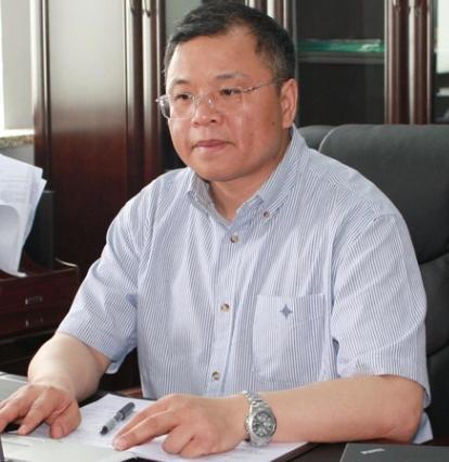 这个人为了去英国而放弃了中国的国籍。而当他再次回到中国时，外国媒体说他能让某国军