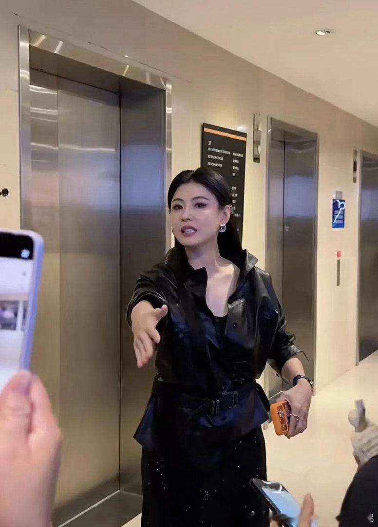 随便一个电梯口都能走出秀场的感觉，这就是张柏芝的底气吧！ 