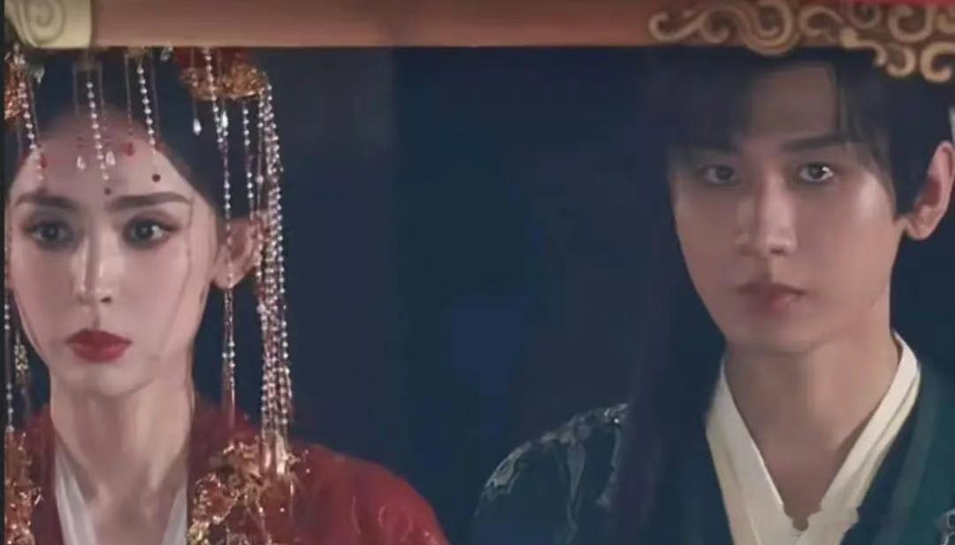 感觉成毅的颜值有点压不住古力娜扎，在古力娜扎身边显得他跟个管家似的 ​​​