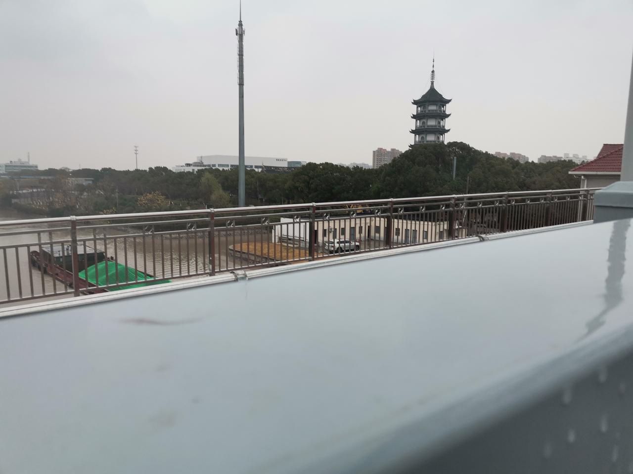 楼阁倚云烟，江流映画船。